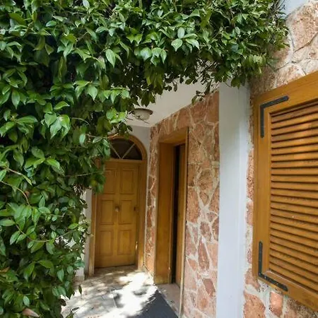 Privately Gated Garden Sea View Дом отдыха *